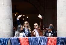 Noboa recibió serenata quiteña no oficial de colectivos ciudadanos