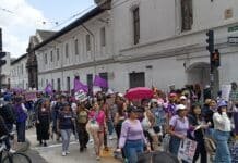 Marcha por el Día de la Mujer congrega a miles de personas en Quito